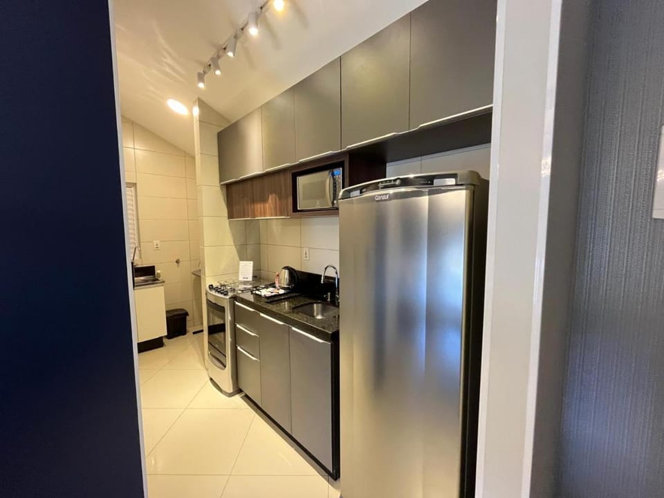Kitchen or kitchenette, minibar, oven, stove