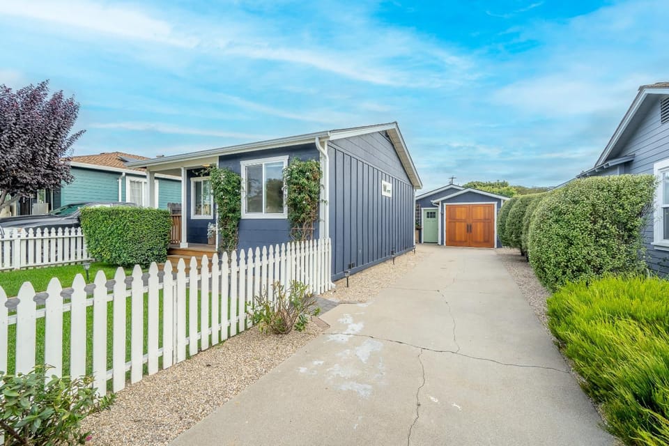 Charming 2 BDR Seaside Cottage - 5 Min to Beach House in Seaside