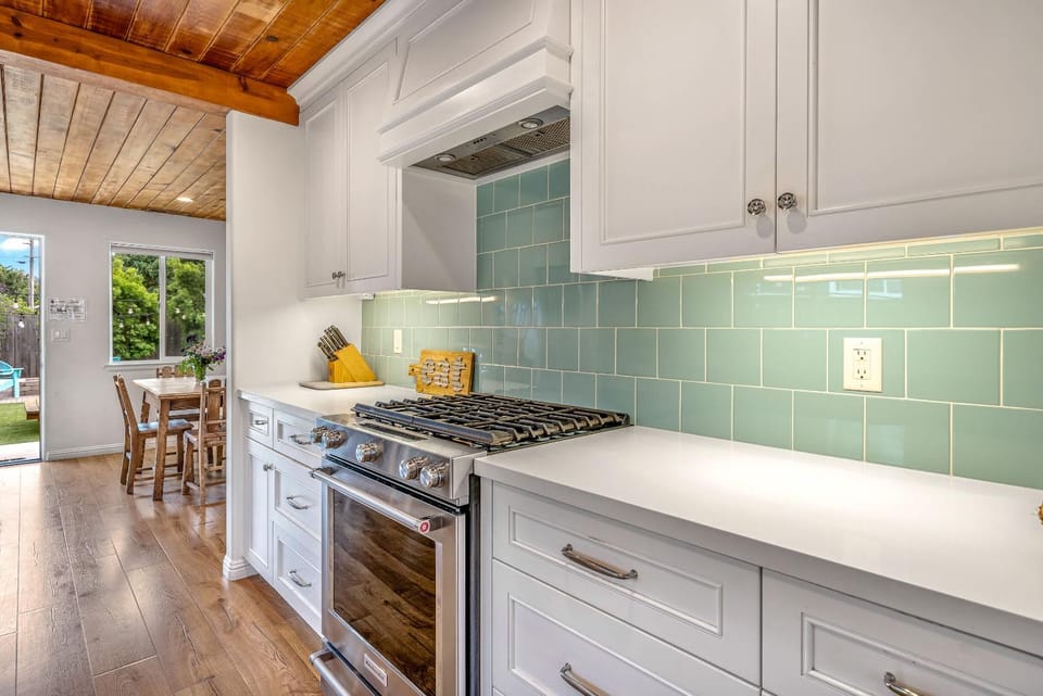 Charming 2 BDR Seaside Cottage - 5 Min to Beach House in Seaside