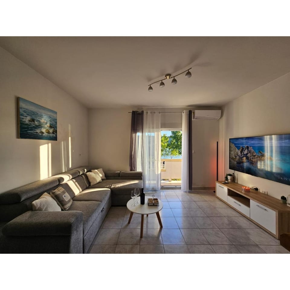 Communal lounge/ TV room, TV and multimedia, Living room, Seating area