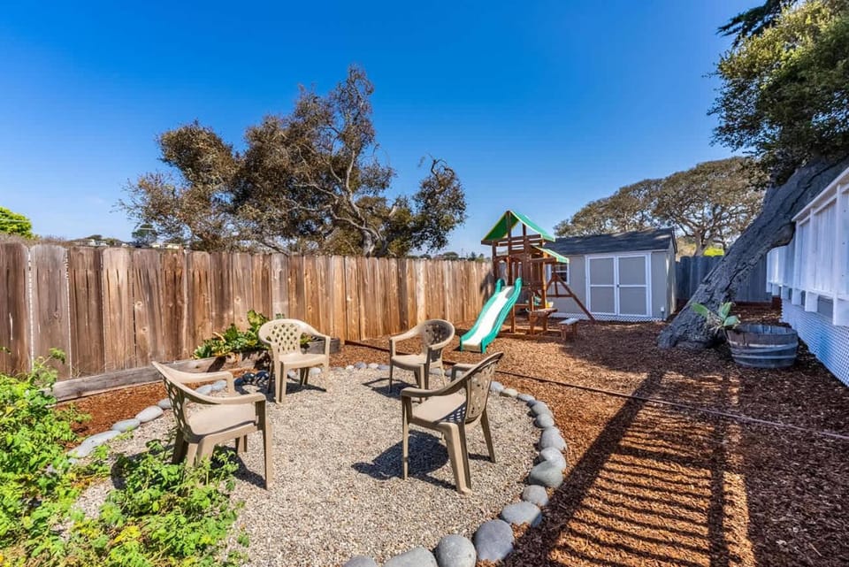 Cozy Oaks - A Coastal Getaway with Idyllic Scenery House in Del Rey Oaks
