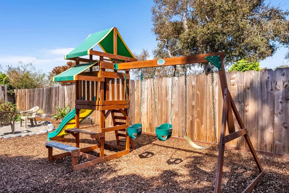 Cozy Oaks - A Coastal Getaway with Idyllic Scenery House in Del Rey Oaks