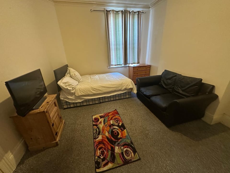 Smethwick Birmingham Cosy Spacious Bedroom - Free WiFi & Parking Apartment in Oldbury