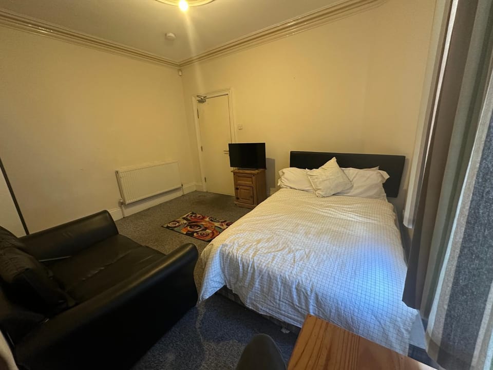 Smethwick Birmingham Cosy Spacious Bedroom - Free WiFi & Parking Apartment in Oldbury