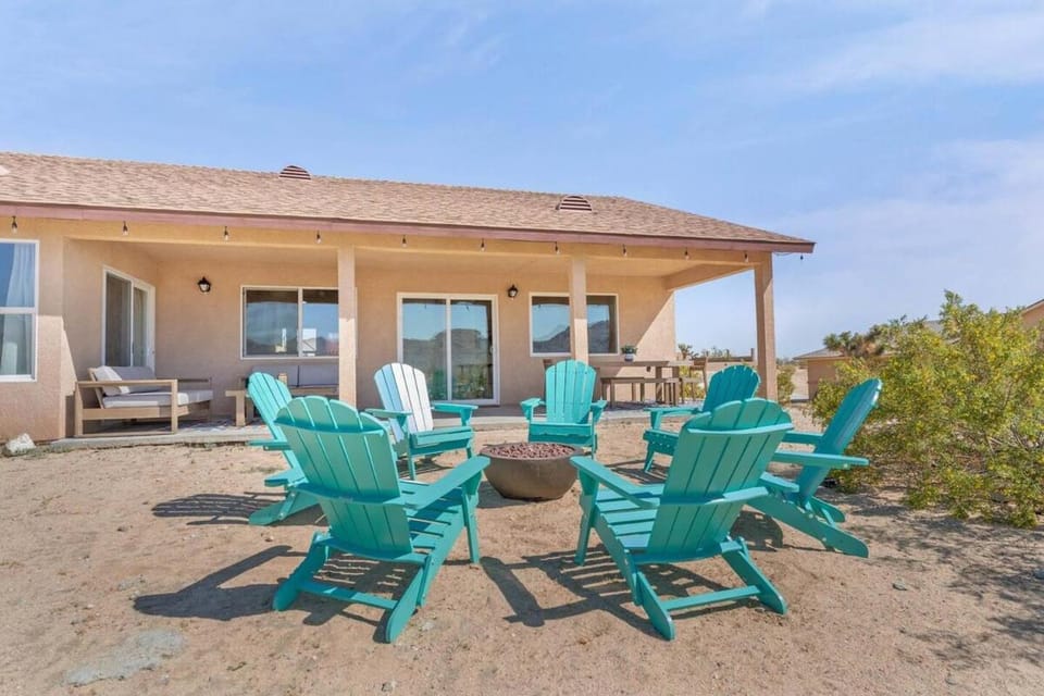 Casa Del Sol-Mountain View 3BR Home w Pool Hot Tub House in Joshua Tree