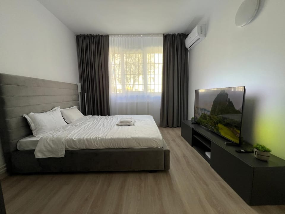 Communal lounge/ TV room, Bed, TV and multimedia, Living room, Photo of the whole room, Seating area, Evening entertainment, Bedroom