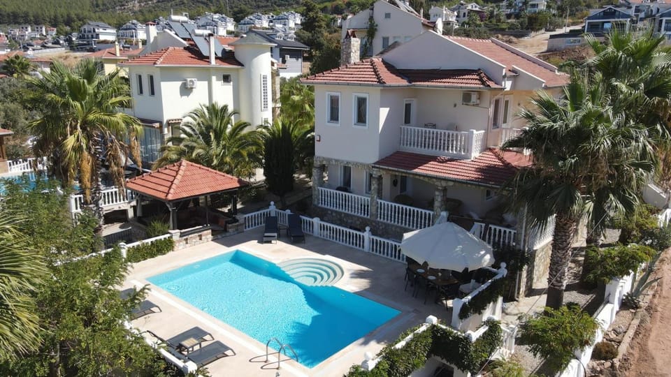 Property building, Patio, Day, Natural landscape, Bird's eye view, Mountain view, Pool view, Street view, Street view, Swimming pool, Parking, sunbed