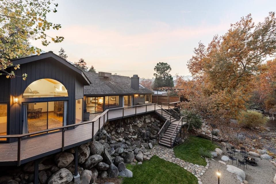 Property building, Natural landscape, Garden, Balcony/Terrace, Autumn