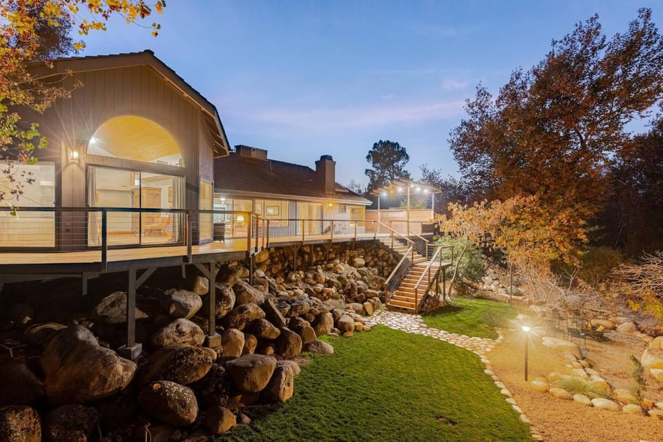 Property building, Natural landscape, Garden, Balcony/Terrace, Autumn, Garden view