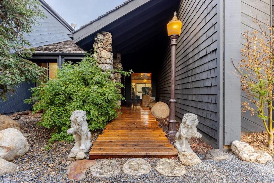 Facade/entrance, Garden, Decorative detail