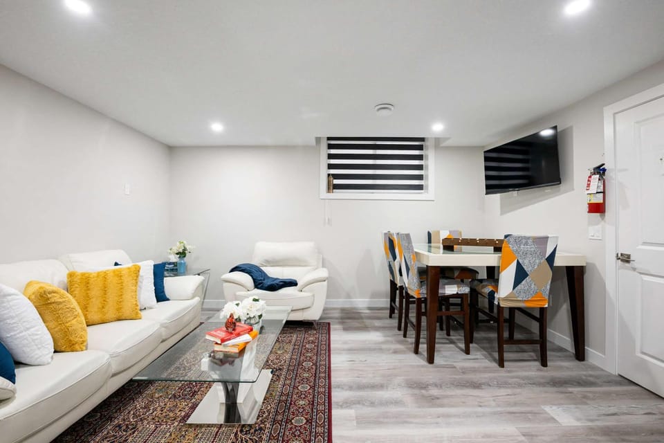 Modern 2BR Private Suite NW Near Airport & Amazing Shopping! Free Banff Pass, Netflix, Parking! House in Calgary