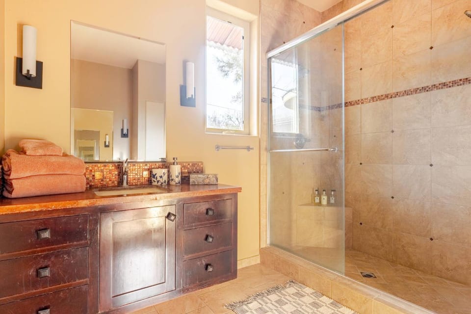 Shower, Bathroom, Decorative detail