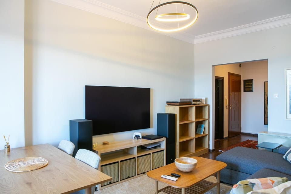 TV and multimedia, Living room, Seating area, Evening entertainment