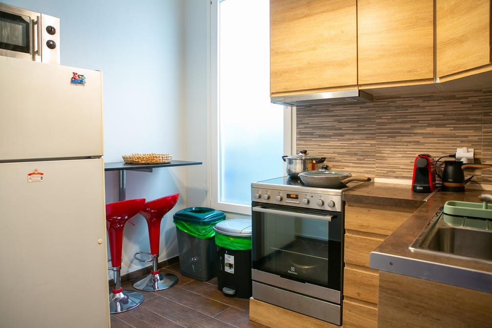 Coffee/tea facilities, Kitchen or kitchenette, microwave, oven, stove