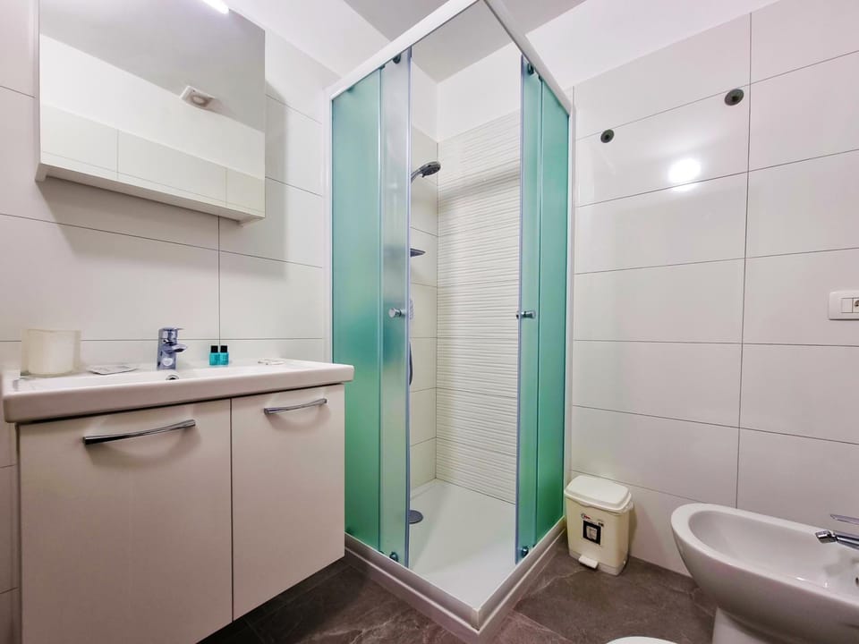 Shower, Toilet, Bathroom, towels