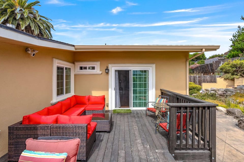 Fully Updated 3 BDR Seaside Home Minutes to Beach House in Seaside