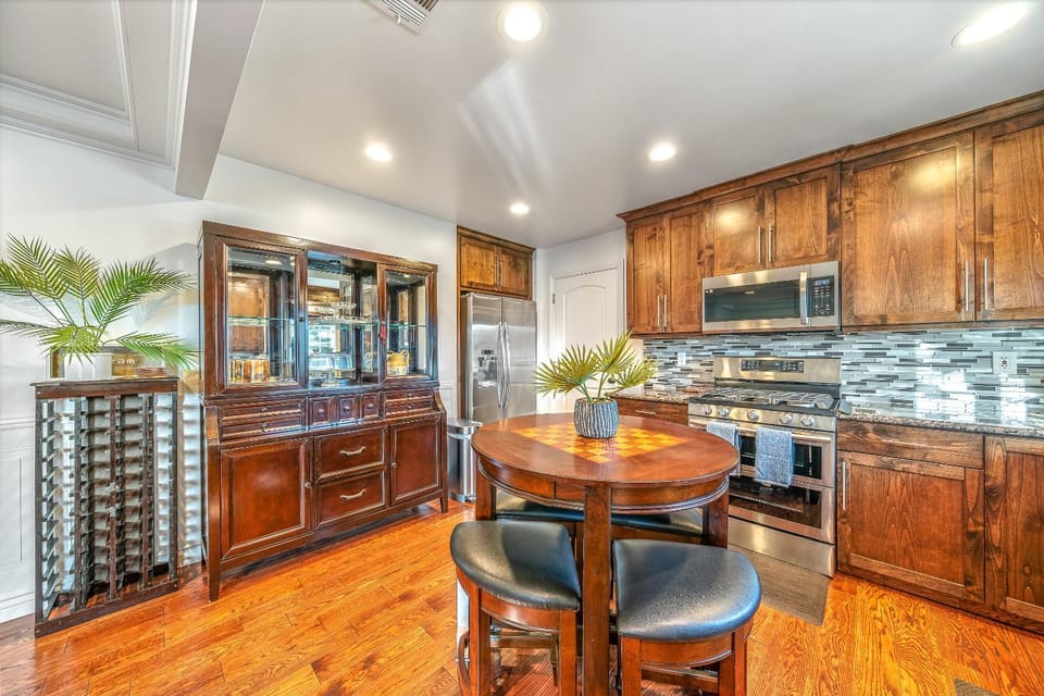 Fully Updated 3 BDR Seaside Home Minutes to Beach House in Seaside