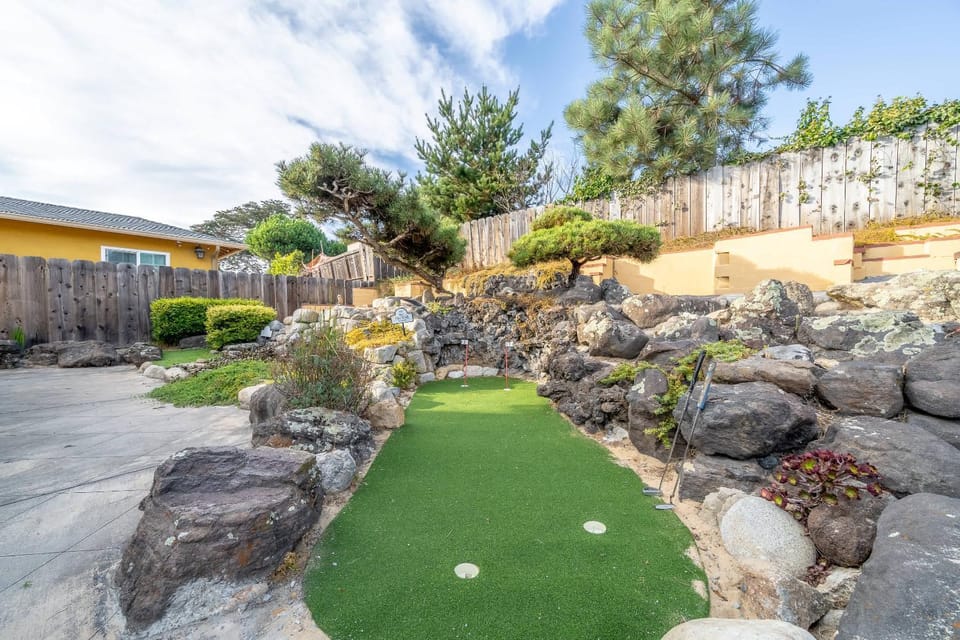 Fully Updated 3 BDR Seaside Home Minutes to Beach House in Seaside