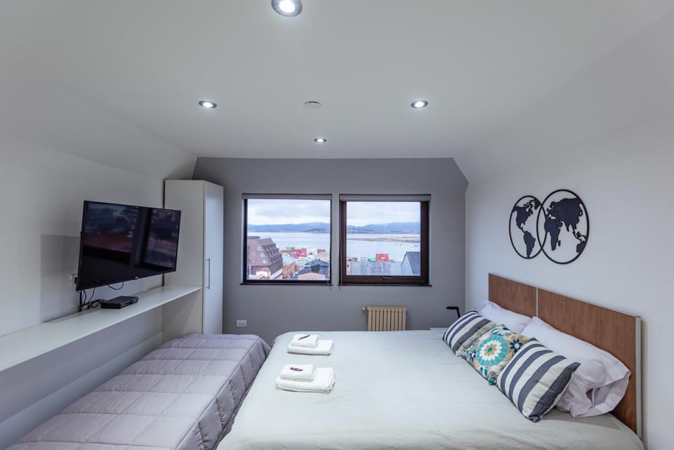 Bed, TV and multimedia, Living room, Photo of the whole room, Seating area, Bedroom, towels