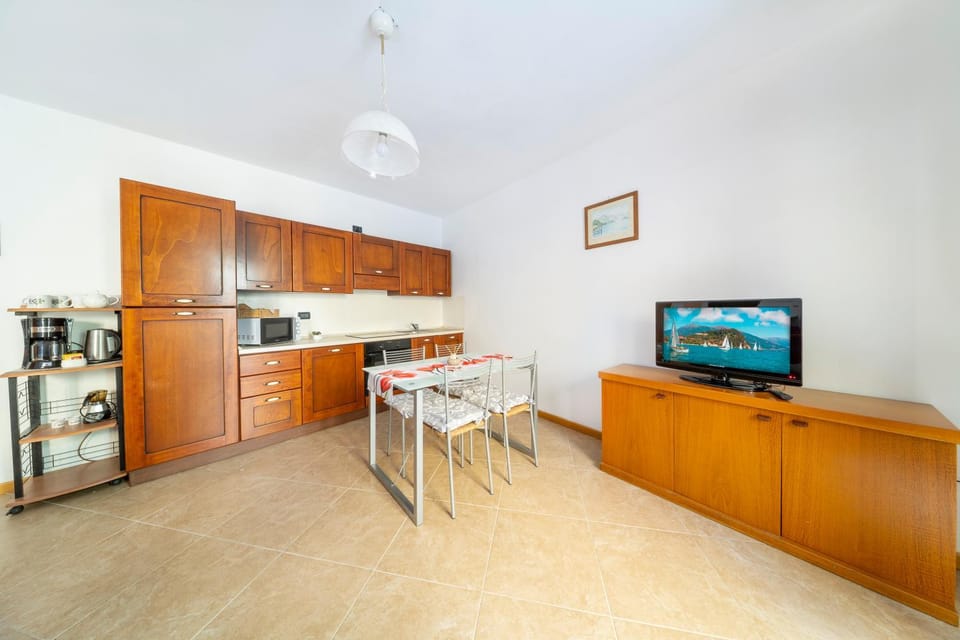 TV and multimedia, Kitchen or kitchenette, Dining area, oven, stove