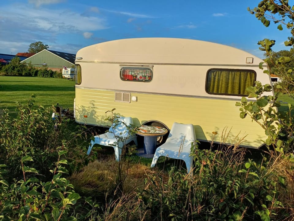Kleurrijke retro contructam caravan vlakbij het Sneekermeer Campground/ 
RV Resort in Friesland, Netherlands