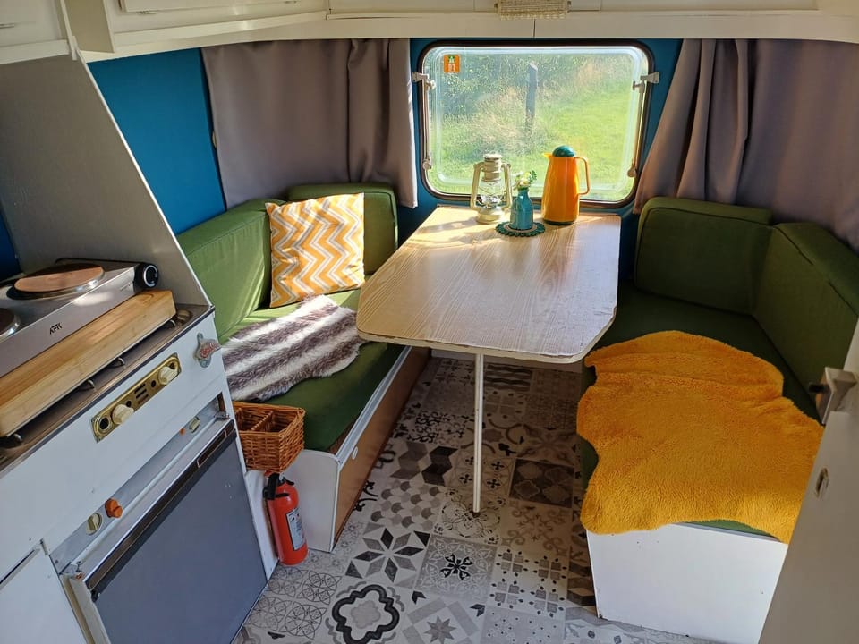 Kleurrijke retro contructam caravan vlakbij het Sneekermeer Campground/ 
RV Resort in Friesland, Netherlands