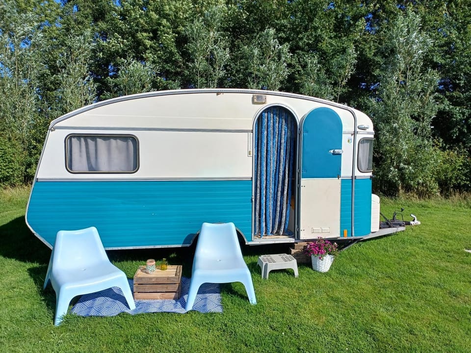 Kleurrijke retro contructam caravan vlakbij het Sneekermeer Campground/ 
RV Resort in Friesland, Netherlands