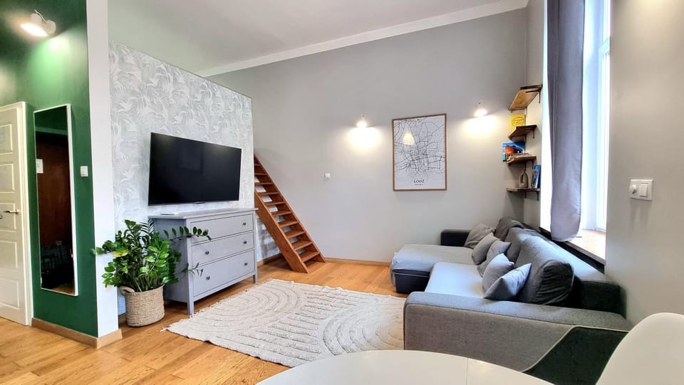 TV and multimedia, Living room, Seating area, Evening entertainment