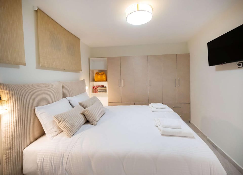 Bed, TV and multimedia, Photo of the whole room, Bedroom, wardrobe