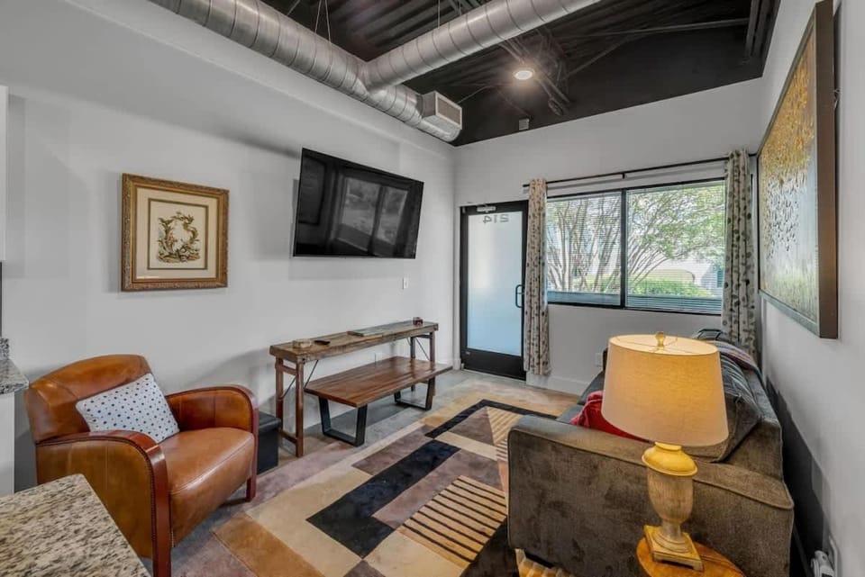Chic New Condo Near DT Nashville House in Nashville