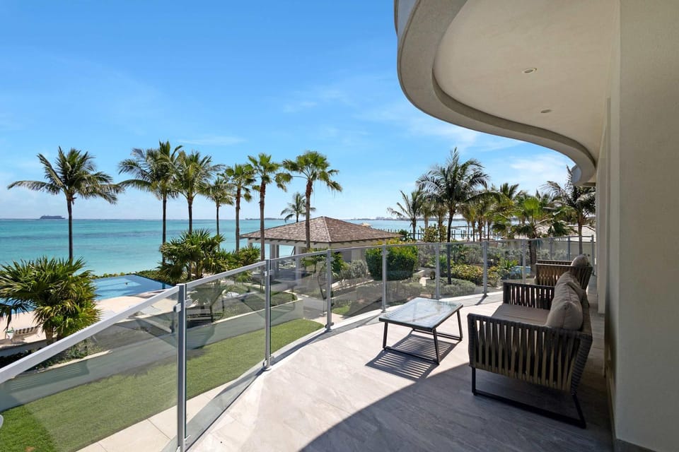 Cable Beach condo with ocean views Apartment in Nassau
