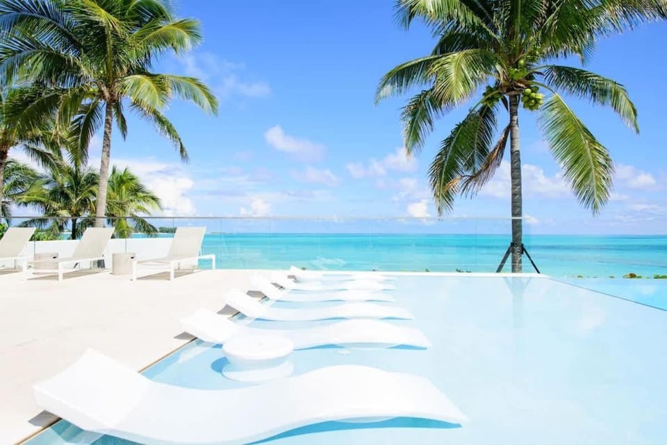 Cable Beach condo with ocean views Apartment in Nassau