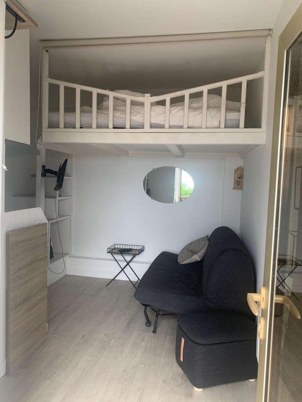 Bed, Living room, Photo of the whole room