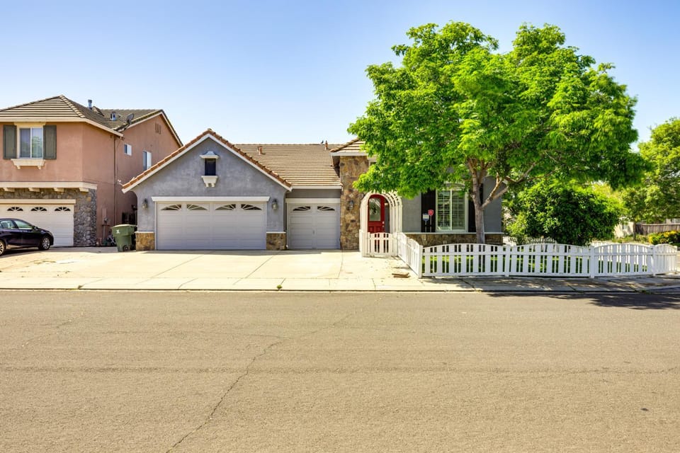 Quiet Modesto Retreat w/ Patio Near Mall & Dining House in Modesto