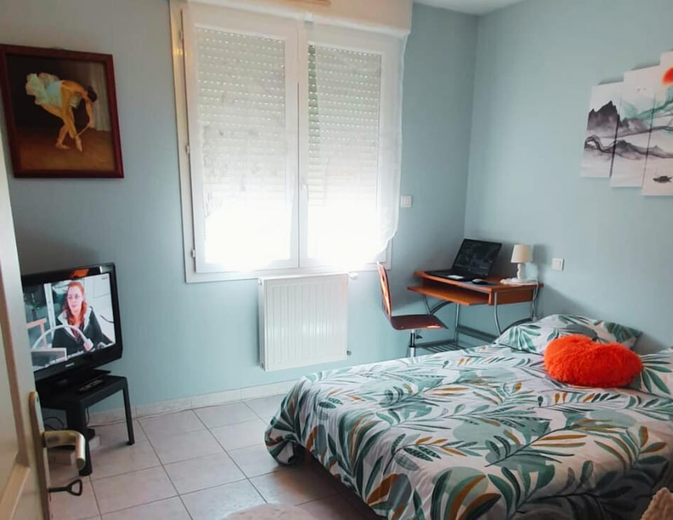 Photo of the whole room, Seating area