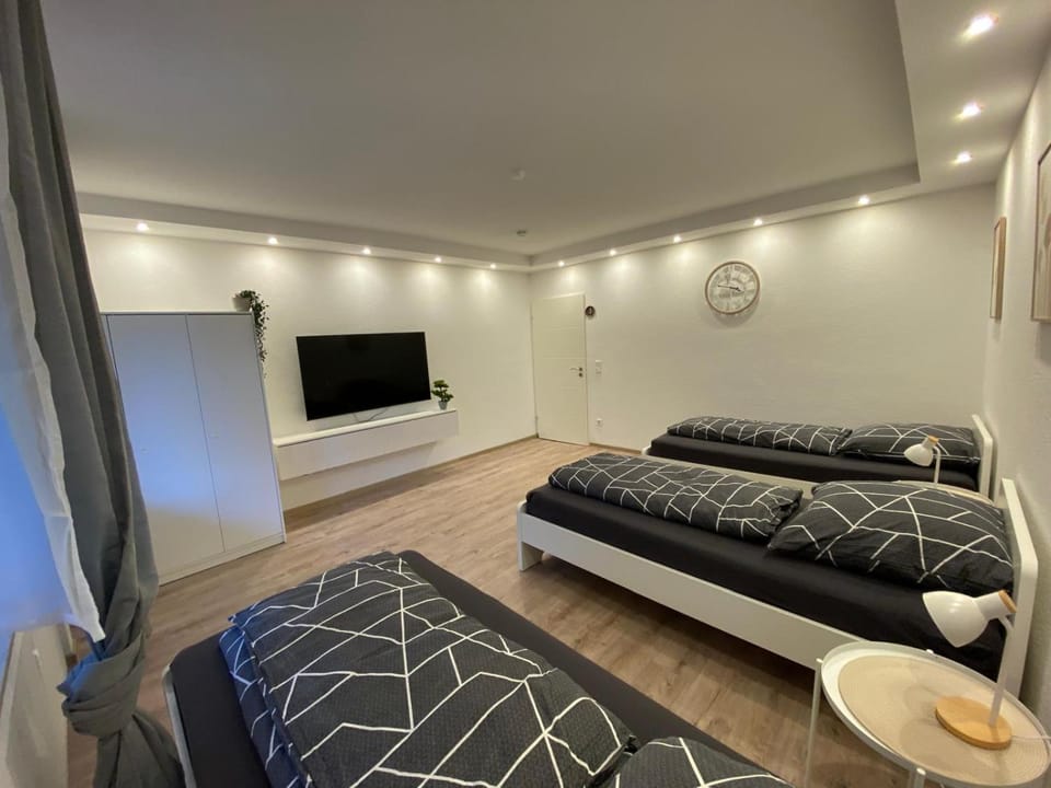 Bed, TV and multimedia, Photo of the whole room, Bedroom
