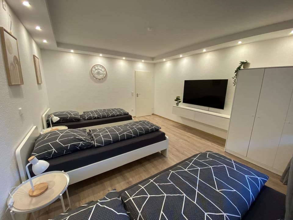 Bed, TV and multimedia, Photo of the whole room, Bedroom