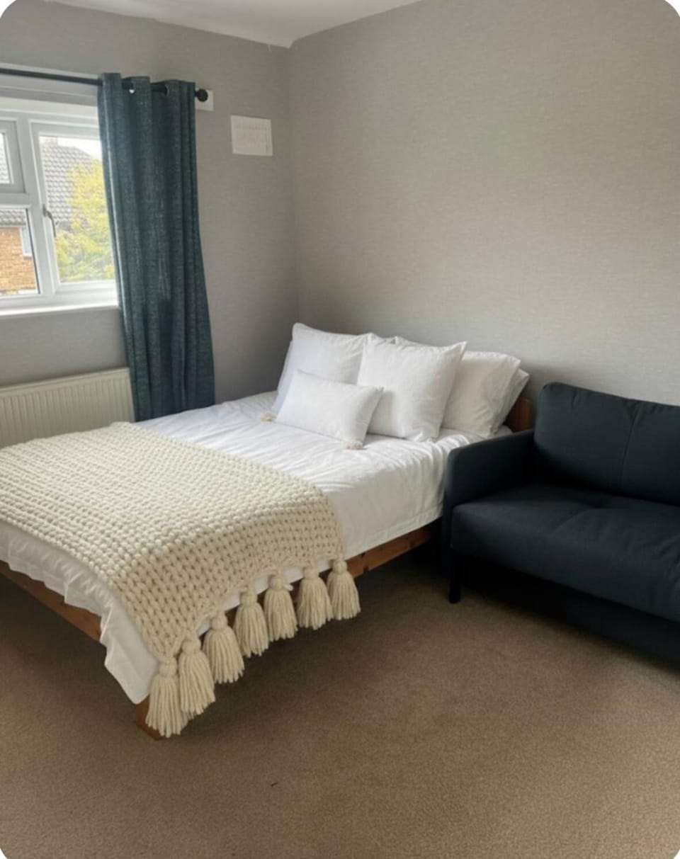 Cosy 4 bedroom house in borehamwood with large onsite parking and large beds House in London