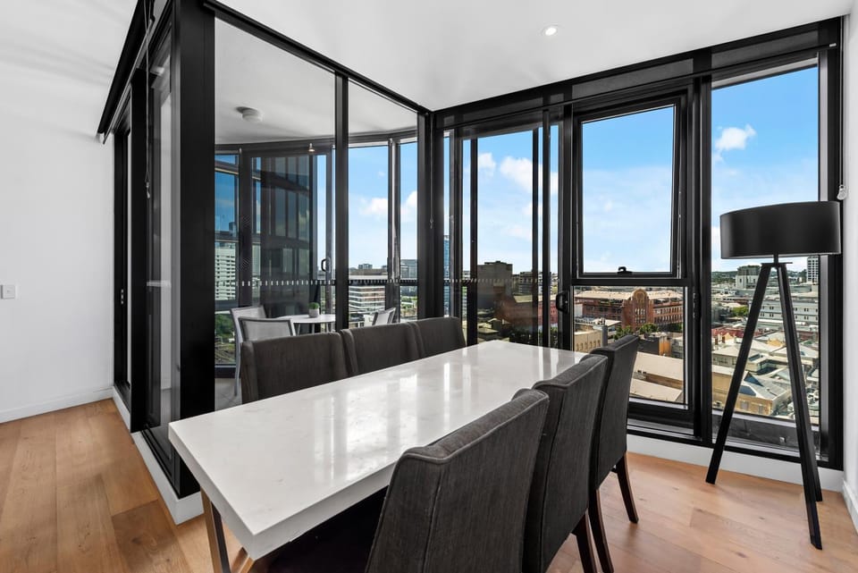 Stylish 2BR with Huge Gym, Infinity Pool and Parking Apartment in Brisbane
