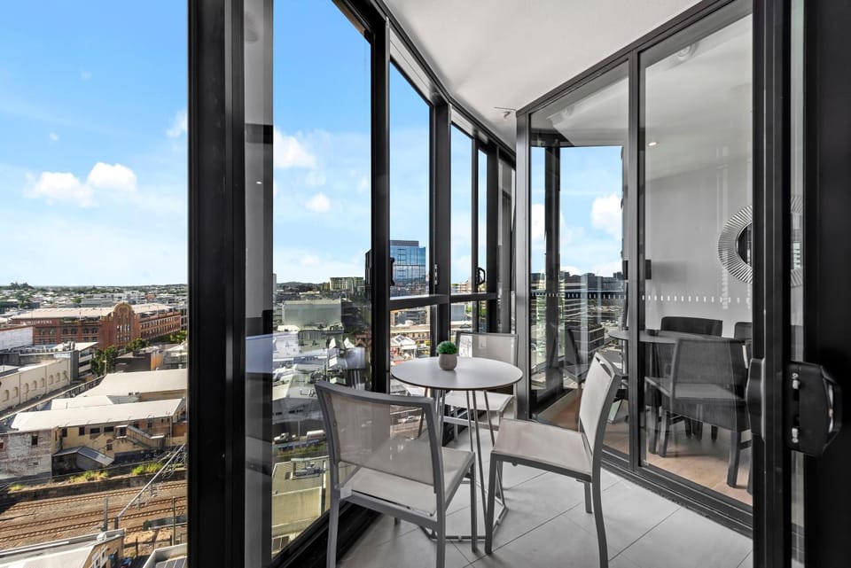 Stylish 2BR with Huge Gym, Infinity Pool and Parking Apartment in Brisbane
