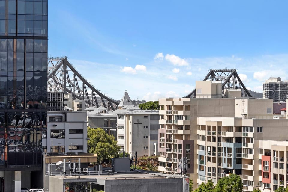 Stylish 2BR with Huge Gym, Infinity Pool and Parking Apartment in Brisbane