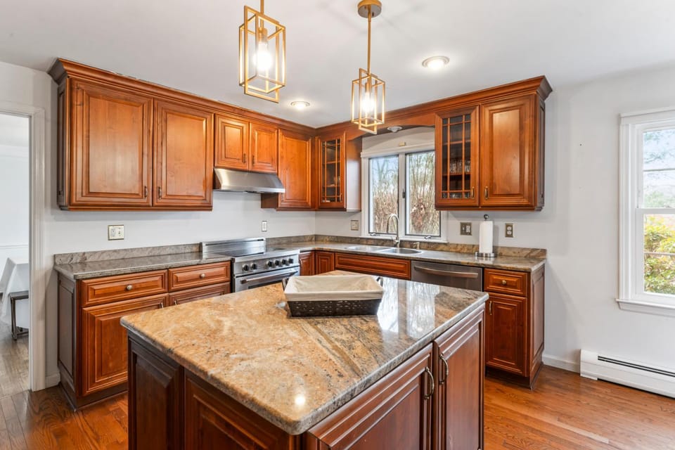 Kitchen or kitchenette, dishwasher, stove