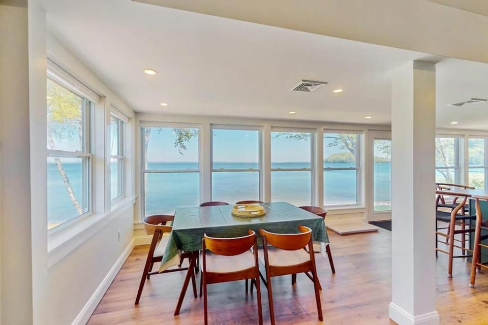 Thayer Beach Lakehouse House in Malletts Bay