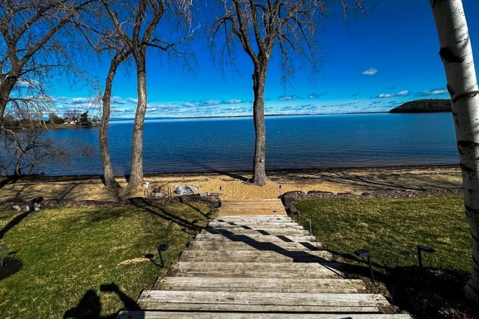 Thayer Beach Lakehouse House in Malletts Bay