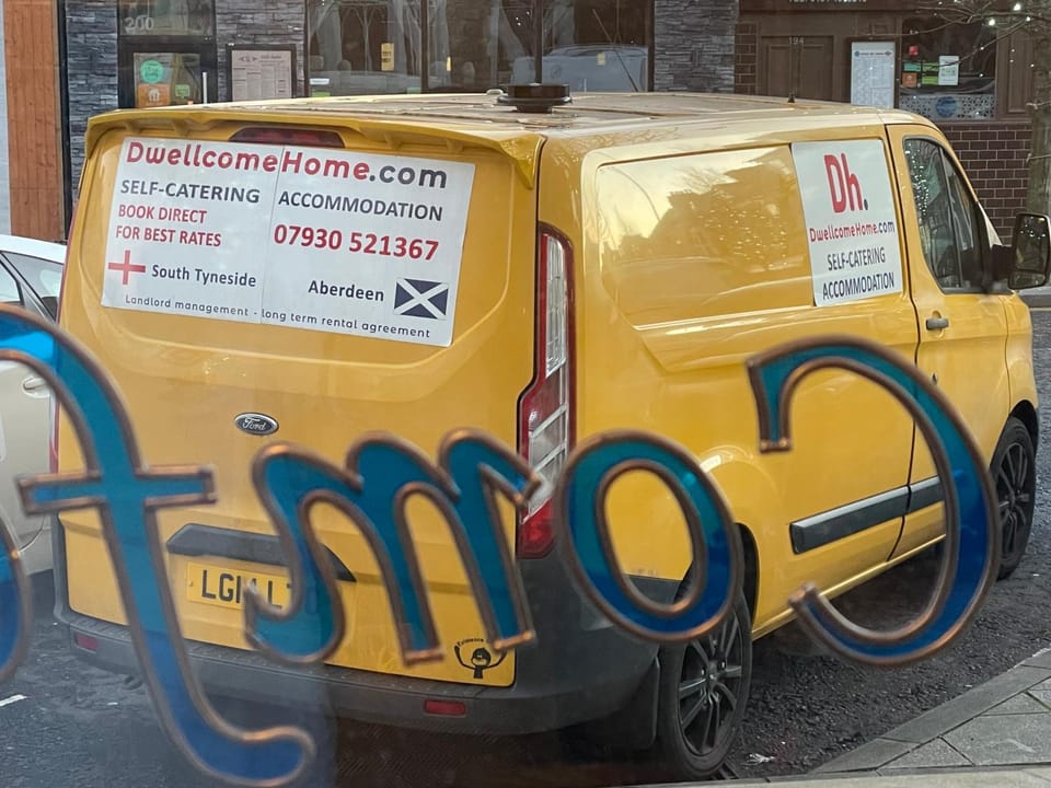 Ample Free Parking, Entire 8 Ensuite Bedroom Coastal Holiday Townhouse, Fully Equipped Kitchen, Dining Room & Lounge, Perfect for Family Gatherings, Long Term Contractor, Relocation, etc Stays, 20 mins to Sunderland & Newcastle, See our Site for Assurance Hotel in South Shields