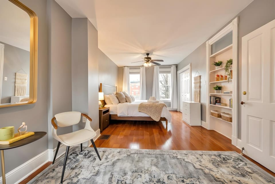 Downtown Lancaster Luxury 4BR - Garage & Parking House in Lancaster
