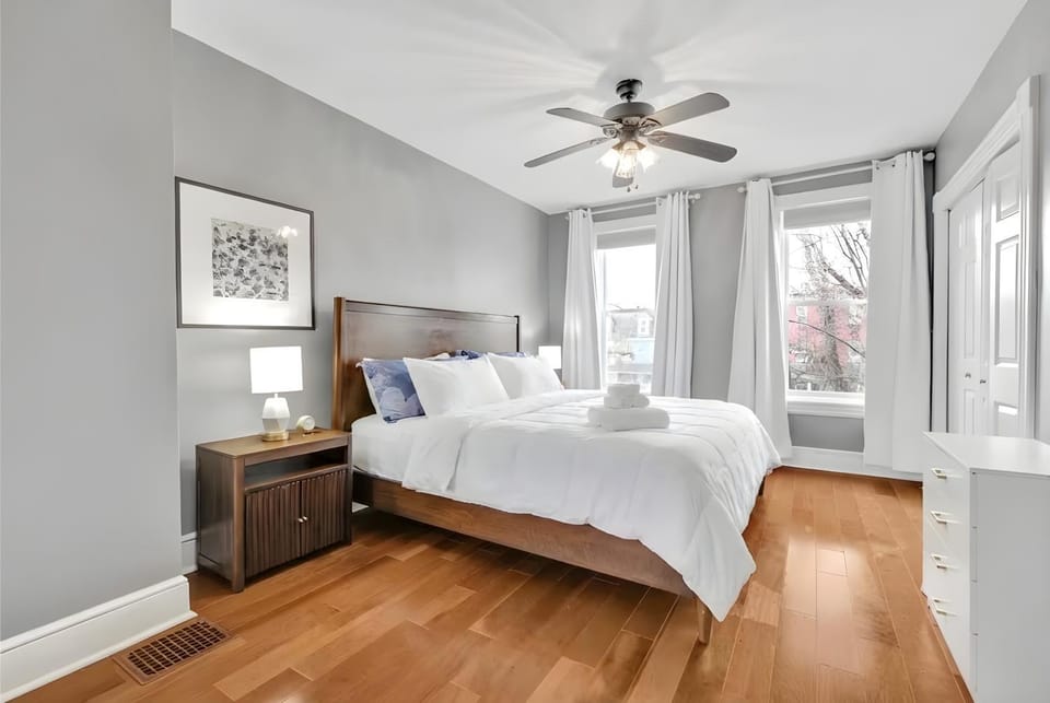 Downtown Lancaster Luxury 4BR - Garage & Parking House in Lancaster