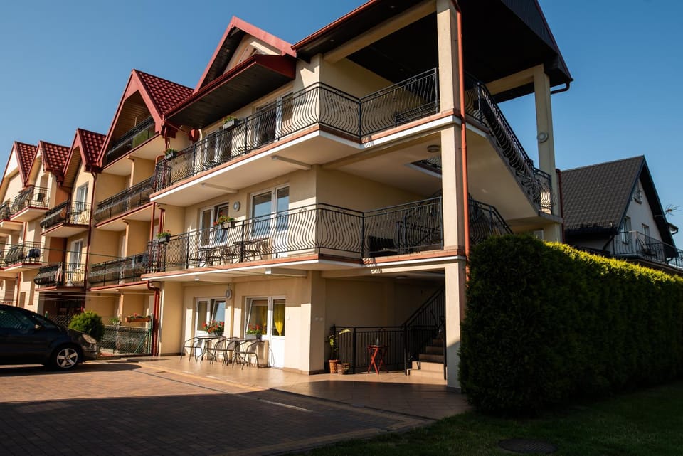 Property building, Day, Neighbourhood, Location, Parking, internet