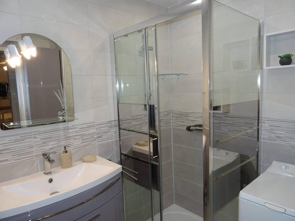 Superbe 2 Pièces Climatisé - Face Mer - FR-1-833-33 Apartment in Canet-en-Roussillon