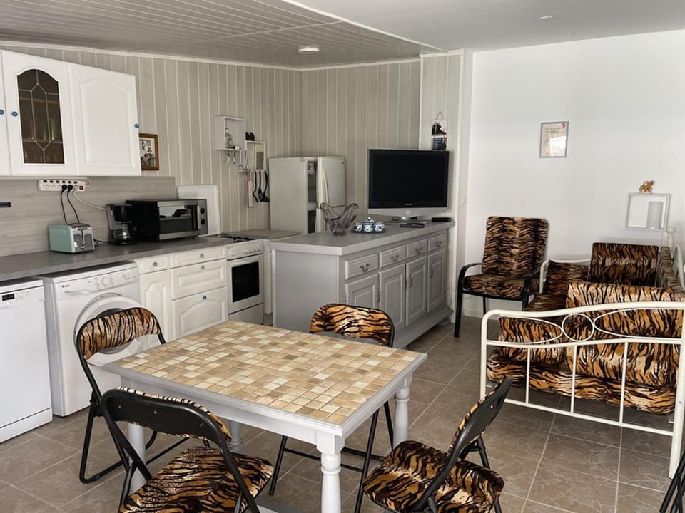Appartement charmant 4 pers avec accès privé au lac - FR-1-822-19 Apartment in French Riviera